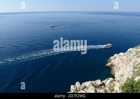 Vista panoramica sul mare Adriatico con navi, Dubrovnik, Croazia Foto Stock