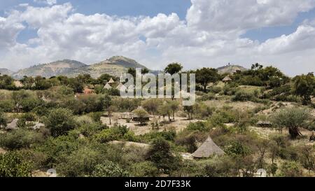 Paesaggio etiope di capanne d'erba e montagne nella regione di Borana in Etiopia. Foto Stock