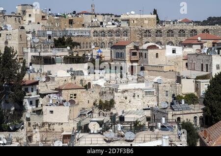 ירושלים, Gerusalemme, Jerozolima, Israele, Izrael, ישראל; Gerusalemme vecchia vista dall'alto, tetti con antenne. Foto Stock