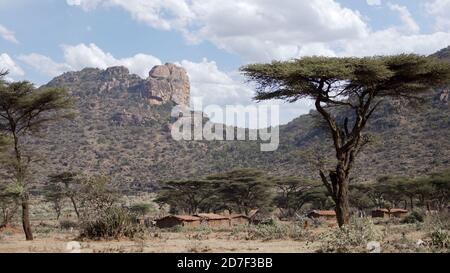 Piccolo villaggio di edifici di fango e bastone nelle montagne dell'Etiopia meridionale. Foto Stock