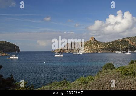 Vista sul porto per il castello Isola di Cabrera, Maiorca, Isole Baleari, Spagna Ottobre Foto Stock