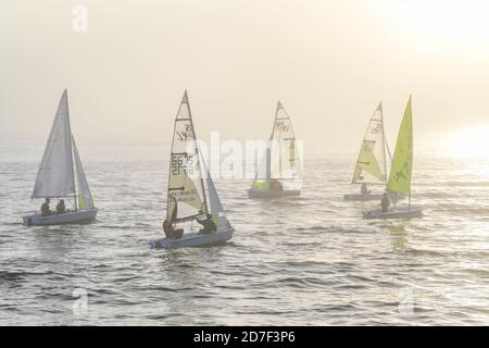Barche a vela nella nebbia, Ambleside, West Vancouver, British Columbia, Canada Foto Stock