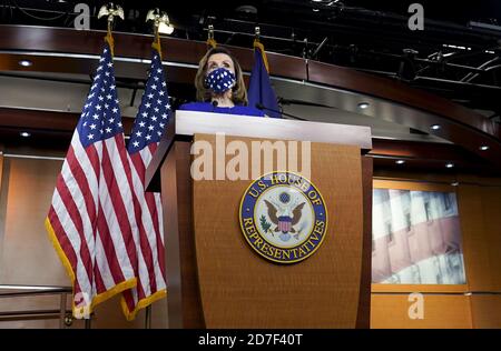 Washington, Stati Uniti. 22 ottobre 2020. L'oratore della Casa Nancy Pelosi (D-CA) parla durante una conferenza stampa al Campidoglio degli Stati Uniti dopo che i democratici boicottano il Comitato giudiziario di Sentate che ha ascoltato la nomina del giudice Amy Coney Barrett alla Corte Suprema degli Stati Uniti giovedì 22 ottobre 2020 a Washington, DC. Il Comitato giudiziario del Senato ha votato per promuovere la nomina del giudice Barrett. Photo by Leigh Vogel/UPI Credit: UPI/Alamy Live News Foto Stock