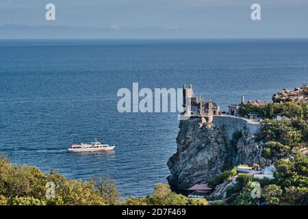 Splendido paesaggio marino. Lo Swallow's Nest è un castello decorativo situato vicino alla città termale di Yalta, nella penisola di Crimea. Foto Stock