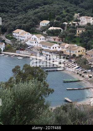 Affacciato sul tradizionale porto greco di Agios Stefanos, Corfù, Grecia Foto Stock