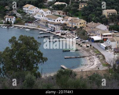 Affacciato sul tradizionale porto greco di Agios Stefanos, Corfù, Grecia Foto Stock