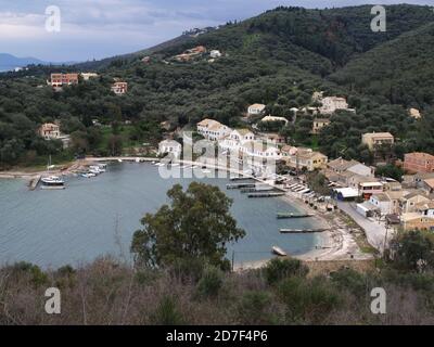 Affacciato sul tradizionale porto greco di Agios Stefanos, Corfù, Grecia Foto Stock