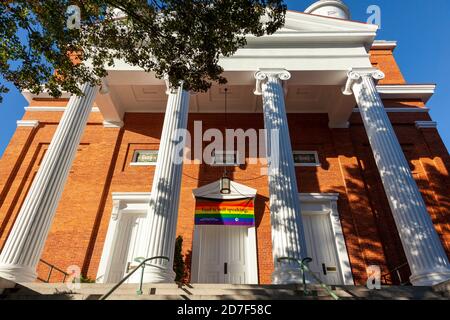 Frederick, MD, USA 10/13/2020: Edificio storico della Chiesa unita riformata evangelica di Cristo nell'antica Federico. L'edificio in mattoni con il bianco col Foto Stock