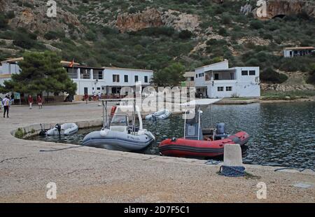 Vista lungo il porto Isola di Cabrera, Maiorca, Isole Baleari, Spagna Ottobre Foto Stock