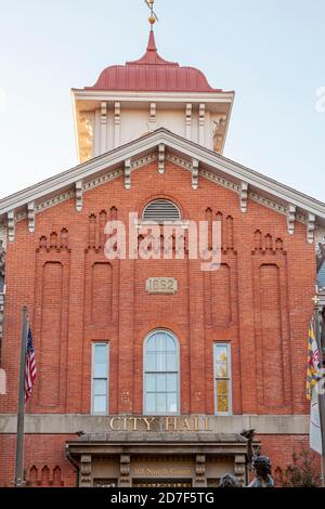 Primo piano immagine isolatd di Frederick County, Maryland City Hall Building. Lo storico edificio in mattoni con finestre ad arco e una torre è costruito nel 1862 Foto Stock