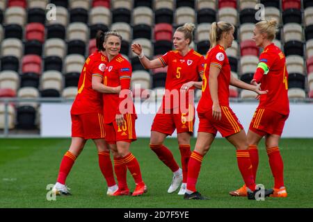 Newport, Galles, Regno Unito. 22 ottobre 2020. Helen Ward of Wales celebra il suo primo gol ai lati contro le Isole Faroe con Jess Fishlock. Galles v Foto Stock