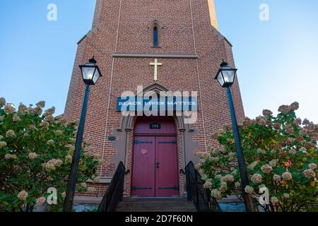 Frederick, MD, USA 10/13/2020: Fondata nel 1742, All Saints' è la più antica parrocchia episcopale del Maryland occidentale. Un banner Black Lives Matter pende su t. Foto Stock