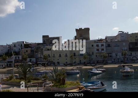 Ischia, un'immagine di Forio con il porto in primo piano e la torretta del castello sullo sfondo Foto Stock