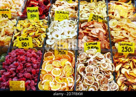 Frutta secca in vendita nel mercato di Istanbul Foto Stock