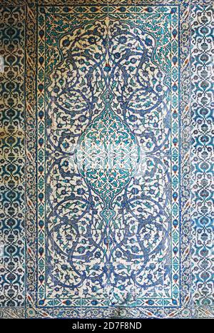 Antiche piastrelle dipinte a mano nel Palazzo Topkapi di Istanbul, Turchia Foto Stock