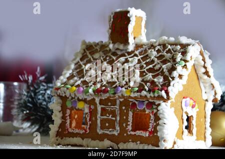 Gingerbread house con luci all'interno, sfondo scuro Foto Stock