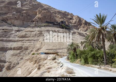 Gerico, أريحا, Israele, Izrael, ישראל, יריחו; la vista dal basso del Monte della tentazione e del Monastero greco ortodosso della tentazione Foto Stock