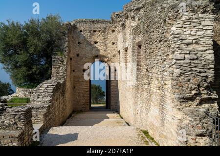 Rovine romane Grotte di Catullo o Grotta di Sirmione, Lago di Garda, Italia settentrionale Foto Stock