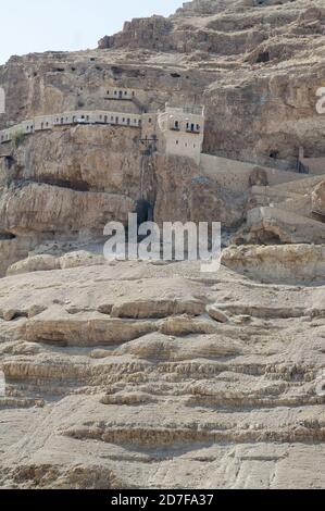 Gerico, أريحا, Israele, Izrael, ישראל, יריחו; la vista dal basso del Monte della tentazione e del Monastero greco ortodosso della tentazione Foto Stock