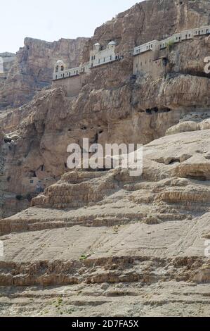 Gerico, أريحا, Israele, Izrael, ישראל, יריחו; la vista dal basso del Monte della tentazione e del Monastero greco ortodosso della tentazione Foto Stock