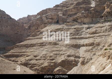 Gerico, أريحا, Israele, Izrael, ישראל, יריחו; la vista dal basso del Monte della tentazione e del Monastero greco ortodosso della tentazione Foto Stock