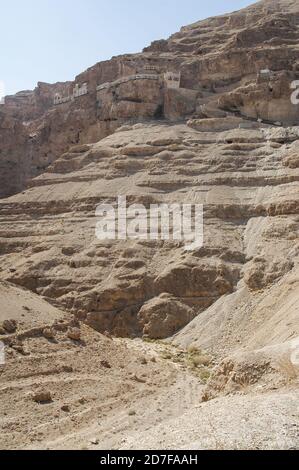 Gerico, أريحا, Israele, Izrael, ישראל, יריחו; la vista dal basso del Monte della tentazione e del Monastero greco ortodosso della tentazione Foto Stock