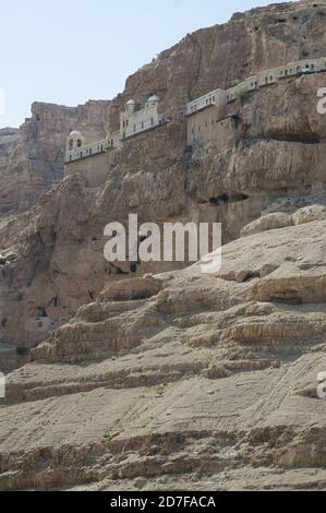 Gerico, أريحا, Israele, Izrael, ישראל, יריחו; la vista dal basso del Monte della tentazione e del Monastero greco ortodosso della tentazione Foto Stock
