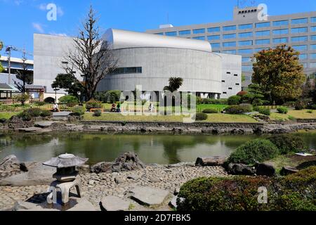 Giardino Kyu-Yasuda nel quartiere di Ryogoku con l'edificio del Museo Giapponese delle Spada sullo sfondo, Sumida, Tokyo, Giappone Foto Stock