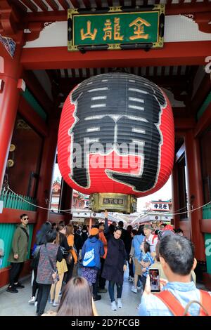 Kaminarimon porta con l'enorme lanterna rossa e il nome tavoletta del tempio senso-Ji sopra di esso segnato l'ingresso del tempio senso-Ji.Asakusa. Tokyo.Giappone Foto Stock