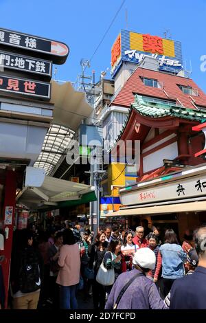 Affollata via dello shopping di Nakamise-dori nel tempio senso-Ji.Asakusa.Tokyo.Japan Foto Stock