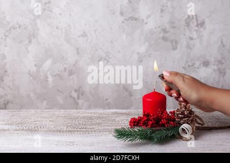 Candela di illuminazione con un accendisigari. Accendino a mano con fiamma  Foto stock - Alamy