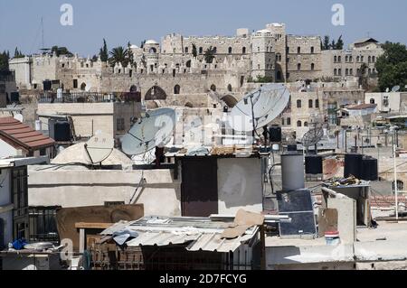 ירושלים, Gerusalemme, Jerozolima, Israele, Izrael, ישראל; Gerusalemme vecchia vista dall'alto, tetti con antenne. Foto Stock