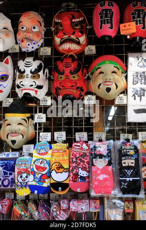 Maschere teatrali giapponesi tradizionali in vendita come souvenir a Nakamise-dori Via dello shopping.Asakusa.Tokyo.USA Foto Stock