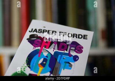 Viersen, Germania - 9 maggio. 2020: Primo piano di Jasper Fforde isolato sfumature di copertina grigio libro Foto Stock