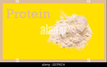 Carta per proteine in polvere, heap di proteine in polvere con cucchiaio di plastica Foto Stock