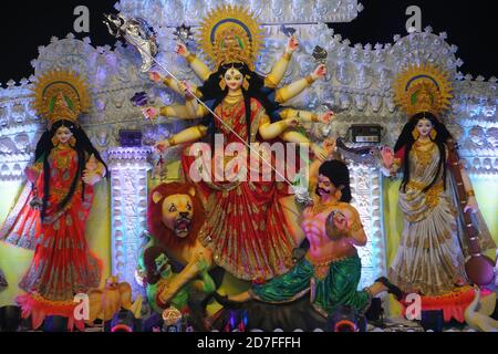 Foto della grande festa del forte dell'Induismo. L'immagine della famiglia Durga Devi. E' una scultura realizzata dall'artista con argilla e paglia. Foto Stock