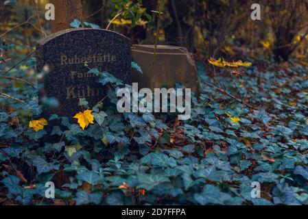 Vecchie tombe che nessuno si preoccupa più di, vecchie tombe in eccesso in un cimitero, autunnale, scuro Foto Stock