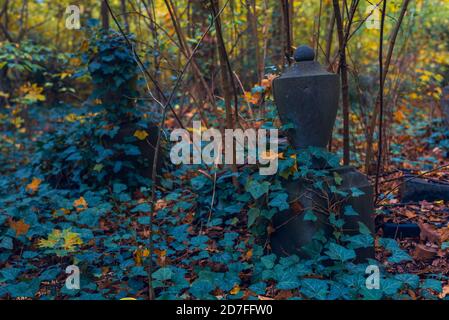 Vecchie tombe che nessuno si preoccupa più di, vecchie tombe in eccesso in un cimitero, autunnale, scuro Foto Stock