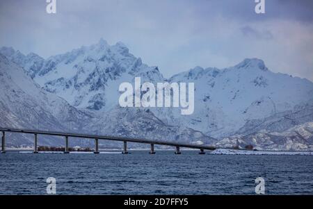 Hadselbrua un grande ponte a Stokmarknes sulla Vesterålen Foto Stock