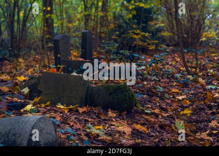 Vecchie tombe che nessuno si preoccupa più di, vecchie tombe in eccesso in un cimitero, autunnale, scuro Foto Stock