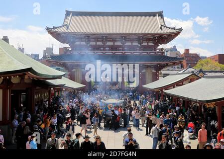 Kaminarimon (porta del tuono) del tempio senso-Ji con i visitatori che bruciano incenso di fronte ad esso. Senso-Ji Temple.Asakusa.Tokyo.Japan Foto Stock