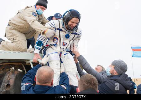 Zhezkazgan, Kazakistan. 22 ottobre 2020. Il cosmonauta di Roscosmo Ivan Vagner viene aiutato fuori dal veicolo spaziale russo Soyuz MS-16 dopo l'atterraggio in un'area remota 22 ottobre 2020 vicino alla città di Zhezkazgan, Kazakhstan. I membri dell'equipaggio Cassidy, Ivanishin e Vagner sono tornati dopo 196 giorni nello spazio a bordo della Stazione spaziale Internazionale. Credit: Denis Derevtsov/NASA/Alamy Live News Foto Stock