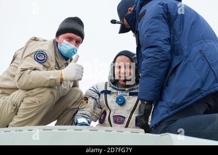 Zhezkazgan, Kazakistan. 22 ottobre 2020. Il cosmonauta di Roscosmo Ivan Vagner viene aiutato fuori dal veicolo spaziale russo Soyuz MS-16 dopo l'atterraggio in un'area remota 22 ottobre 2020 vicino alla città di Zhezkazgan, Kazakhstan. I membri dell'equipaggio Cassidy, Ivanishin e Vagner sono tornati dopo 196 giorni nello spazio a bordo della Stazione spaziale Internazionale. Credit: Denis Derevtsov/NASA/Alamy Live News Foto Stock