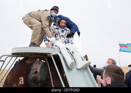 Zhezkazgan, Kazakistan. 22 ottobre 2020. Il cosmonauta di Roscosmo Ivan Vagner viene aiutato fuori dal veicolo spaziale russo Soyuz MS-16 dopo l'atterraggio in un'area remota 22 ottobre 2020 vicino alla città di Zhezkazgan, Kazakhstan. I membri dell'equipaggio Cassidy, Ivanishin e Vagner sono tornati dopo 196 giorni nello spazio a bordo della Stazione spaziale Internazionale. Credit: Denis Derevtsov/NASA/Alamy Live News Foto Stock