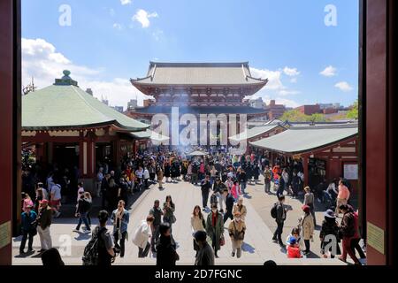 Kaminarimon (Thunder Gate) Con i visitatori che bruciano incenso di fronte al tempio IT.senso-Ji.Asakusa.Tokyo.Japan Foto Stock