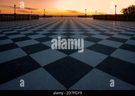 Tramonto sulla meravigliosa terrazza Mascagni sul mare, a Livorno, Toscana, Italia Foto Stock