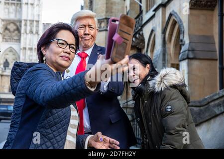 Londra, Regno Unito. 22 ottobre 2020. Londra, Regno Unito. 22 ottobre 2020. Donald Trump, presidente degli Stati Uniti d'America (look-a-like) cade in Parliament Square, Londra, Inghilterra, UK Credit: Jeff Gilbert/Alamy Live News Foto Stock