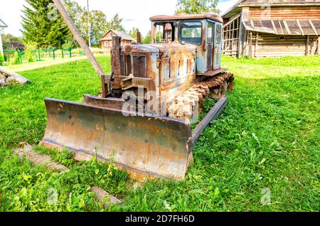 Borovichi, Russia - 15 settembre 2020: Vecchio trattore sovietico per seminativi HTZ T-74. Uno dei trattori sovietici più di massa. Prodotto in URSS dal 1962 al 1983 Foto Stock