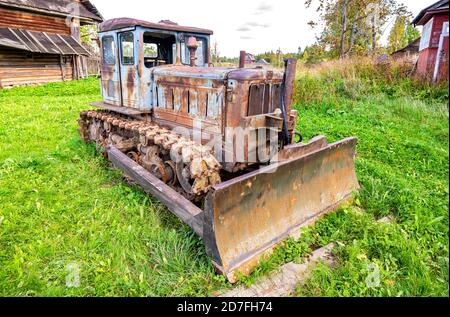 Borovichi, Russia - 15 settembre 2020: Vecchio trattore sovietico per seminativi HTZ T-74. Uno dei trattori sovietici più di massa. Prodotto in URSS dal 1962 al 1983 Foto Stock