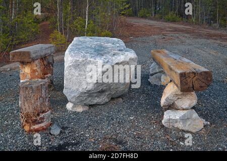 Tavolo da picnic all'aperto in foresta boscosa rurale. Tavolo da picnic nella foresta. Foto Stock